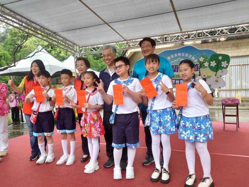 范副主委與基隆市客委會主委楊玉蘭及尚仁國小學生等合影