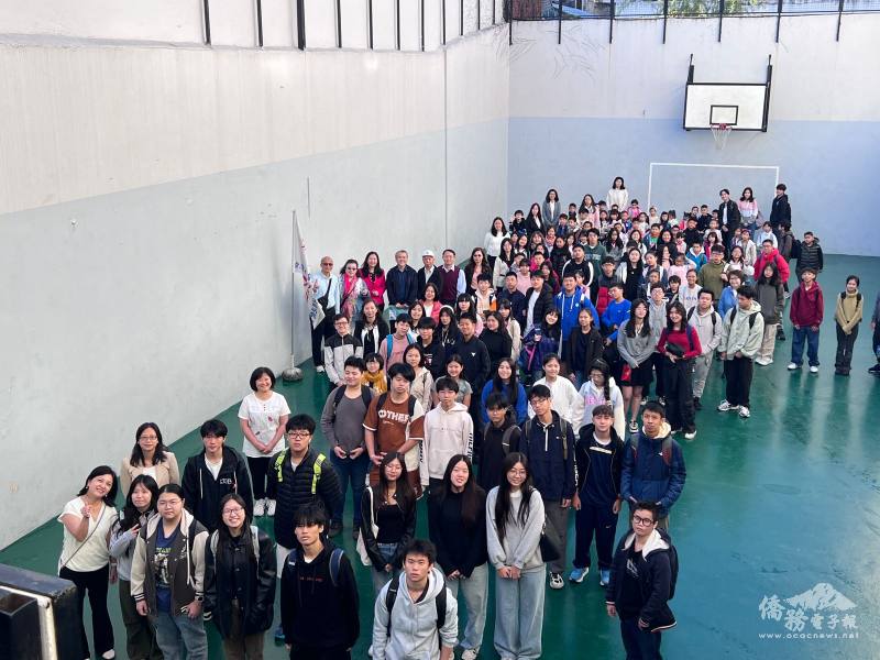 童惠珍一行與愛育學校全體師生合照