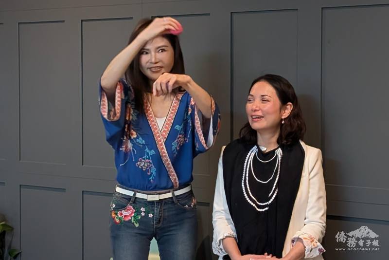 彩妝師許怡雲（左）分享化妝技巧