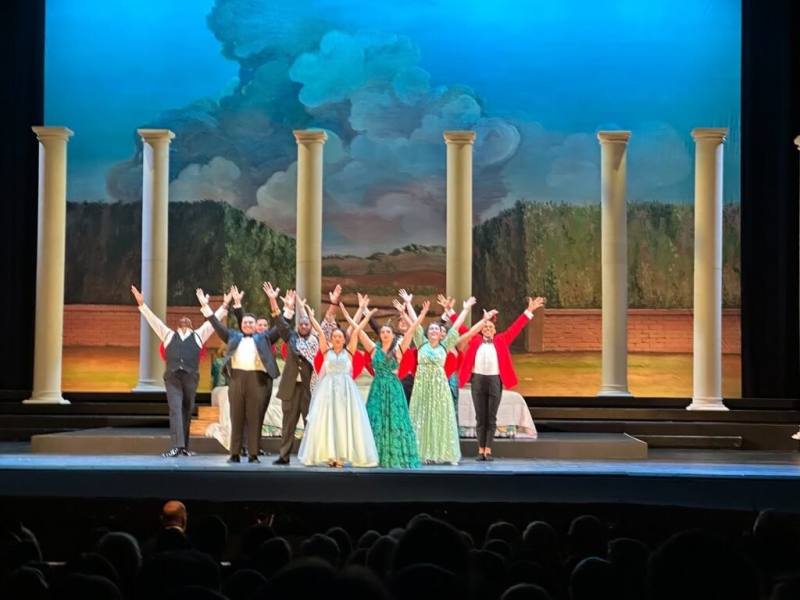 台灣新生代指揮家林奇緣在芝加哥歌劇院「躍升之星歌劇演唱會50週年」演出擔任指揮，吸引滿場觀眾。（駐芝加哥辦事處提供）