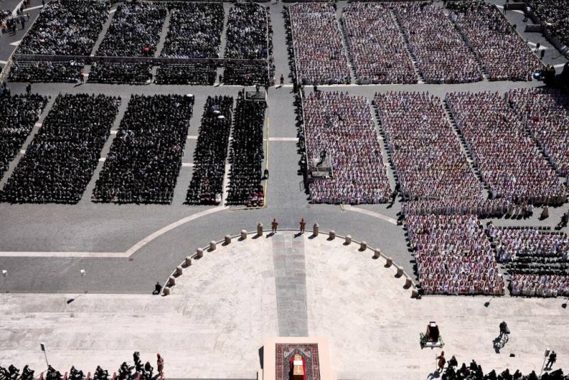 聖伯多祿廣場舉行殯葬彌撒。（路透社）