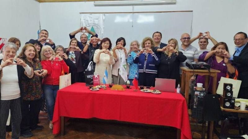 阿根廷護理聯合會成員與駐阿根廷代表謝妙宏合影，祝福台灣早日能參與世界衛生大會，共同促進全球衛生體系更為健全與強化。（駐阿根廷代表處提供）