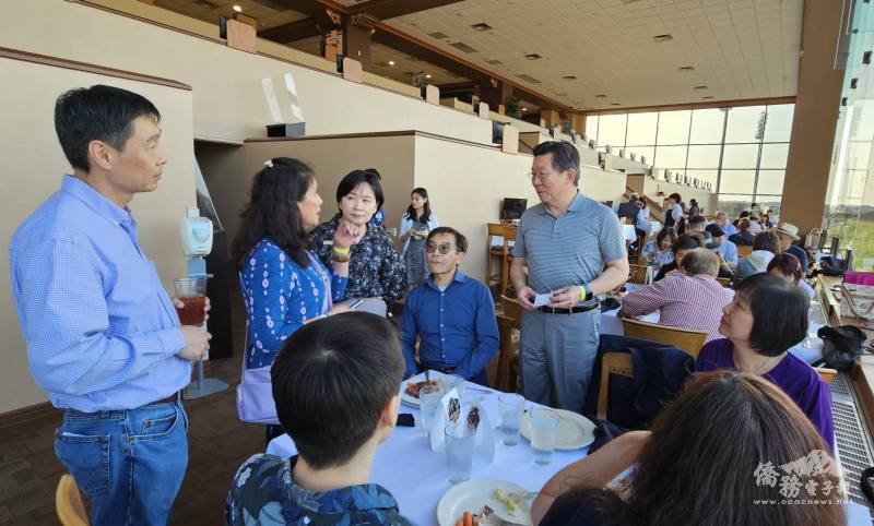 英特磊董事長高永中（右一）立盟物流負責人康碧娥（左二）會長吳信賢（左一）德州大學教授梁思彥（右二）