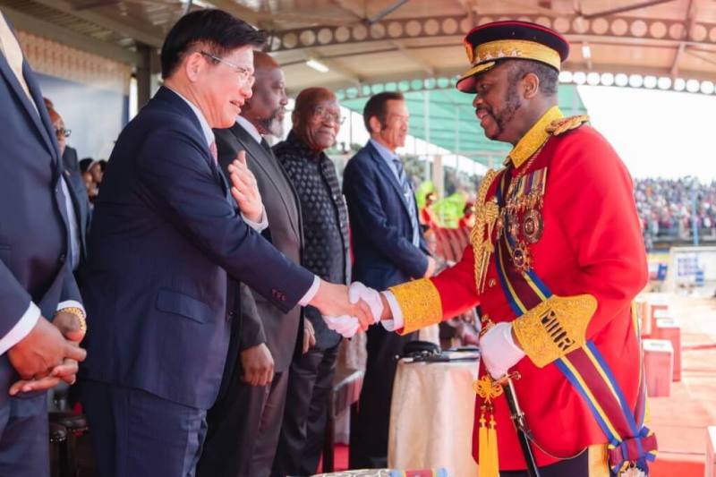 外交部長林佳龍（左）以總統特使身分出訪史瓦帝尼王國，林佳龍26日出席史瓦帝尼王國國王恩史瓦帝三世（右）壽誕。（圖取自外交部網頁mofa.gov.tw）