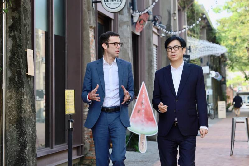 「2025法國生活節」將在高雄駁二藝術特區舉行，高雄市長陳其邁（右）與法國在台協會主任龍燁（Franck Paris）（左）近日拍攝宣傳影片。（高雄市政府行政暨國際處提供）