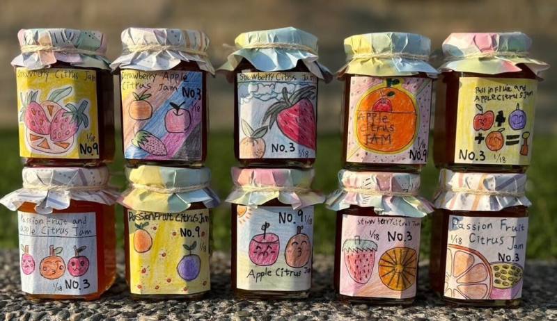 雲林縣信義育幼院去年贏得「世界柑橘果醬大賽」兒童組首獎，今年又在「手工競賽」類奪下一面獎牌。果醬大賽總監麥卡許（Beatrice McCosh）說，他們的果醬不但味道好，孩童們手工製作的標籤也非常漂亮。（麥卡許提供）