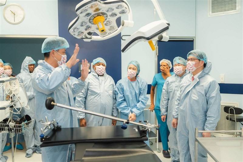 Taiwan's Foreign Minister Lin Chia-lung (right) visits a operating theatre at Eswatini's Mbabane Government Hospital. Photo courtesy of the Ministry of Foreign Affairs