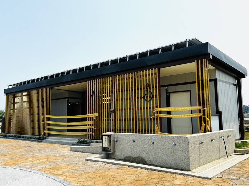 雲嘉南濱海國家風景區管理處斥資新台幣2000萬元，在嘉義布袋鎮好美里沙灘入口處興建遊客服務設施，提供廁所、簡易沖洗設備，將於5月3日正式啟用