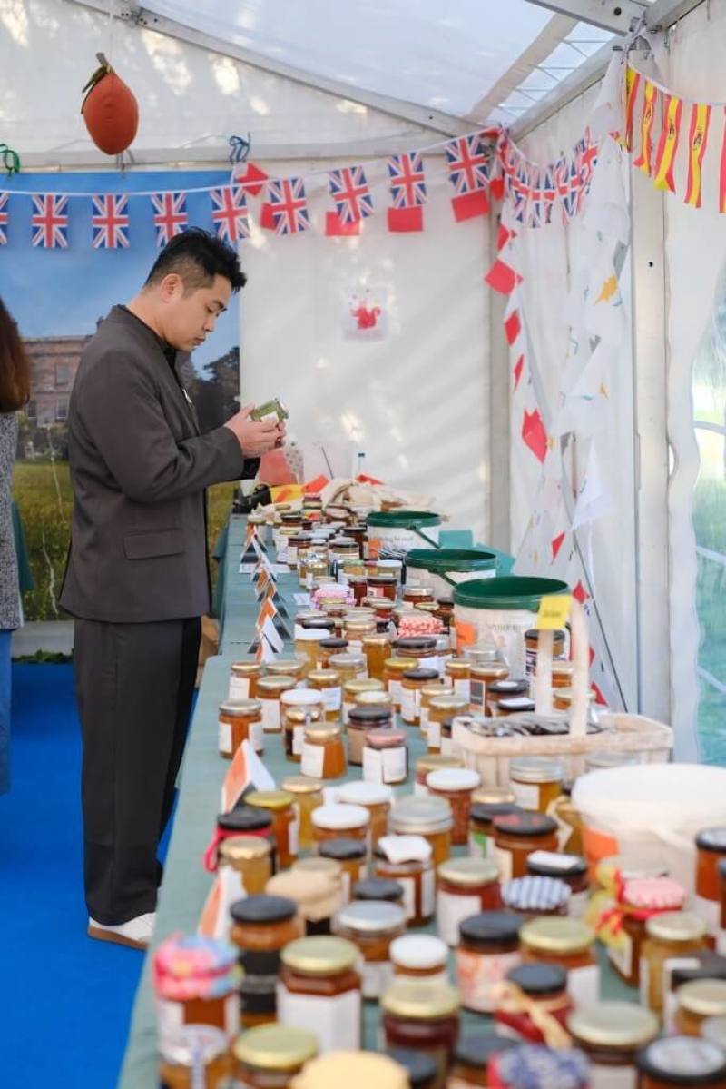 英國「世界柑橘果醬大賽」每年頒獎典禮和交流活動都在英國古蹟「達拉蔓莊園」（Dalemain Mansion）舉行，並提供參觀者品嚐各類得獎果醬。圖為今年獲最高榮譽「雙金獎」的台灣果醬品牌「果食男子」創辦人鄧聖強。（鄧聖強提供）