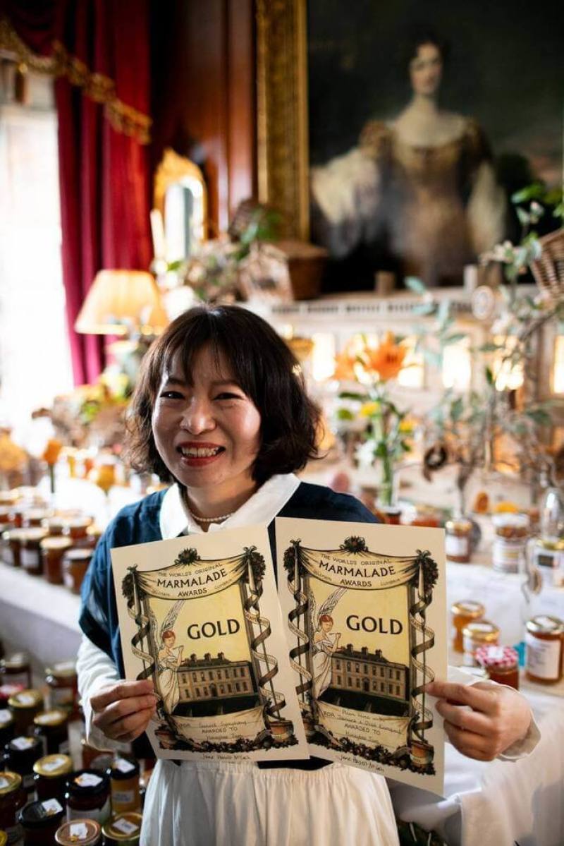 「小甜心手工果醬」今年在英國「世界柑橘果醬大賽」奪得1金3銀8銅。圖為「小甜心手工果醬」創辦人劉彥雯去年參加英國果醬大賽。（劉彥雯提供）