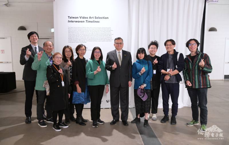 駐芝加哥辦事處處長類延峰(右五) 、經濟組組長林明雅(左四) 、副領事孫鵬翔(左一) 、僑務諮詢委員李嘉展(左二) 、紐約台北文化中心主任張惠君(左六) 、鳳甲美術館館長葉佳蓉(左五) 、藝術家陳亮璇(右四) 、藝術家吳思嶔(右二) 與團隊合影