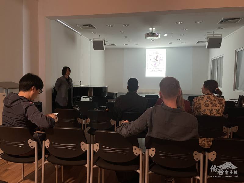 德北臺灣協會暨歐洲臺灣精品茶學會會長陳安吉（前）主持活動