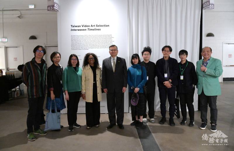 類延峰(左五)、加拿大駐芝加哥總領事Madeleine Féquière (左四)與團隊合影