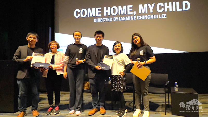 波士頓臺灣影展共會長們致贈紀念品給導演及志工