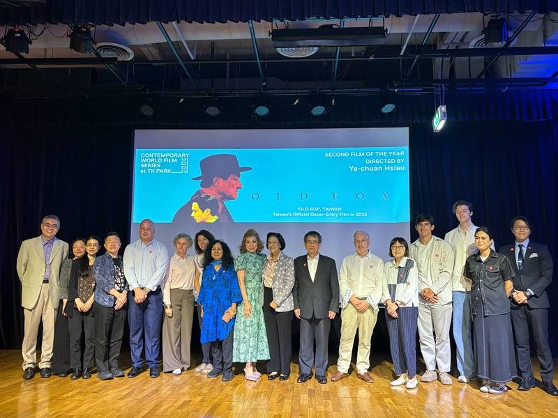 泰國知識管理園區TK Park舉辦「當代電影系列：使館電影節」，駐泰代表處文化組和TK Park合作，26日晚間放映台灣電影「老狐狸」，邀請各國駐泰使館人員及泰國媒體共同欣賞