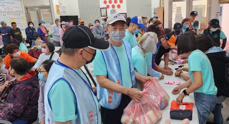 高雄市愛之船慈善會等慈善單位在澎湖縣展開慈善文化慰助活動，27日在馬公朝陽社區發放馬公市低收弱勢民眾禮金和民生用品等