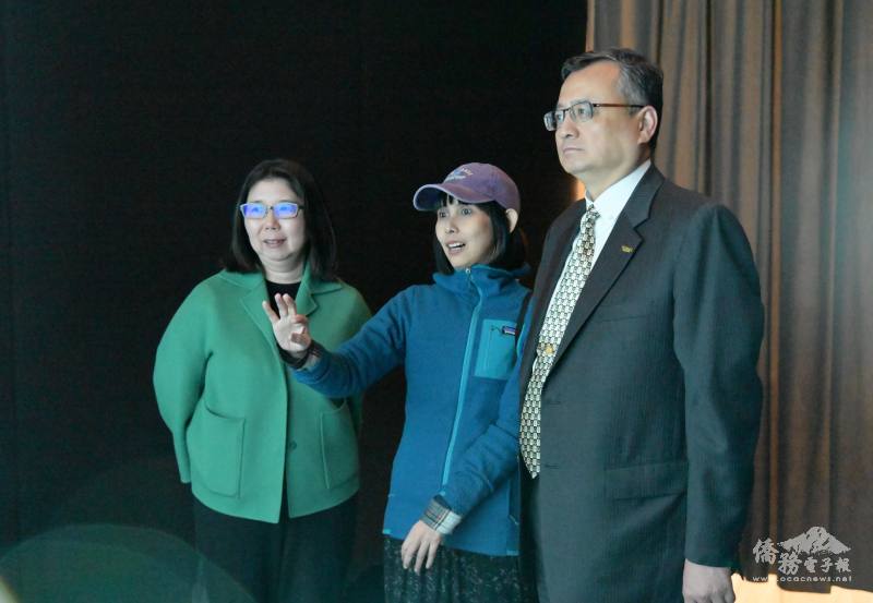 陳亮璇向類延峰親自解說「呼吸」