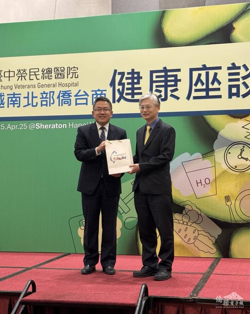 劉世忠(左)致贈紀念品予臺中榮民總醫院院長傅雲慶(右)