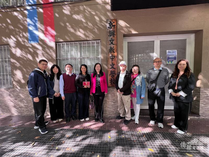 童惠珍一行在簡四安、陳碧華及丁健民陪同下參訪新興中文學校