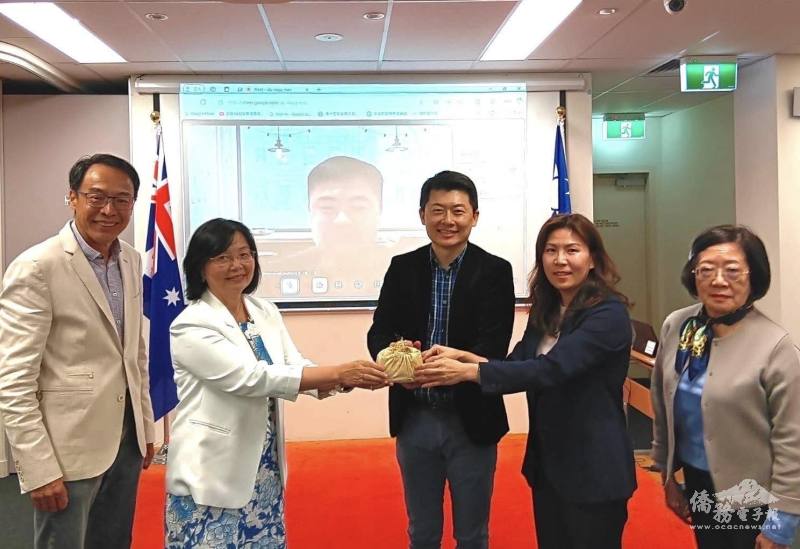 雪梨國慶籌備會承先啟後 吳鎧圳(螢幕者)接任114年總召集人(左起熊強生、黃松惠、吳正偉、江佳慧及陳雪鳳)