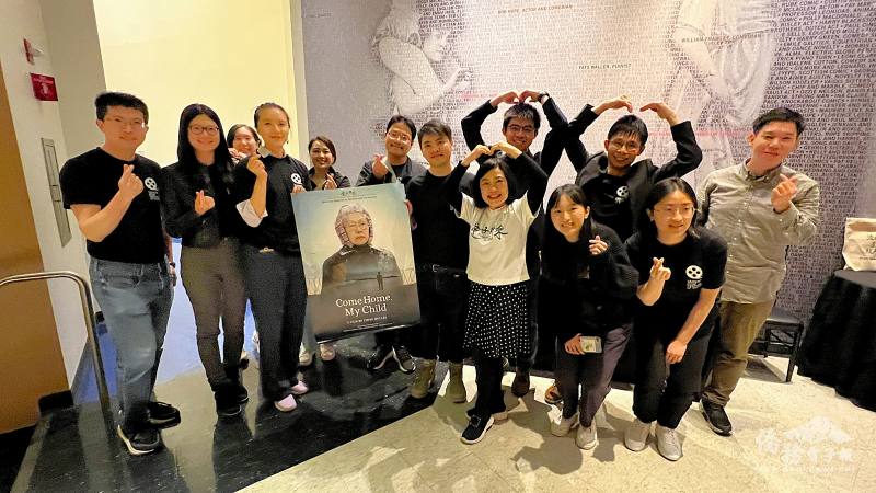 波士頓臺灣影展協會志工和李靖惠合影