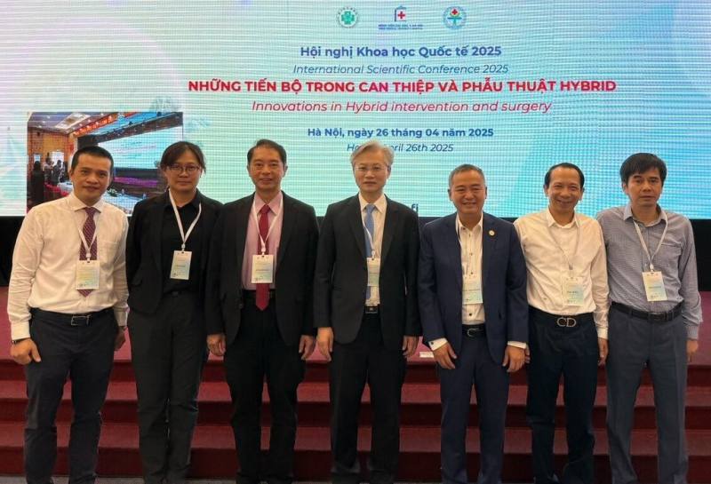 台中榮總院長傅雲慶（中）26日帶領醫療團隊出席在越南河內舉辦的「台越國際醫學研討會」，研討會聚焦外科介入治療、微創手術與智慧醫療發展等面向。（台中榮總提供）