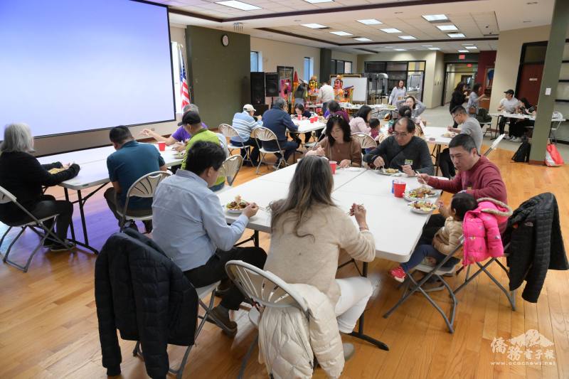 校友享受臺式風味佳餚