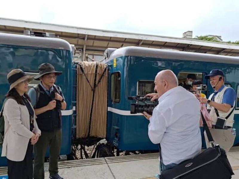 台鐵結合地方創生，運用被稱為「藍寶寶」的柴油客車推出2梯次單日文資郵輪式列車，連英國獨立製片人馬丁（Arthur Martin）（前右）都受吸引前來拍攝。（翁惠平提供）