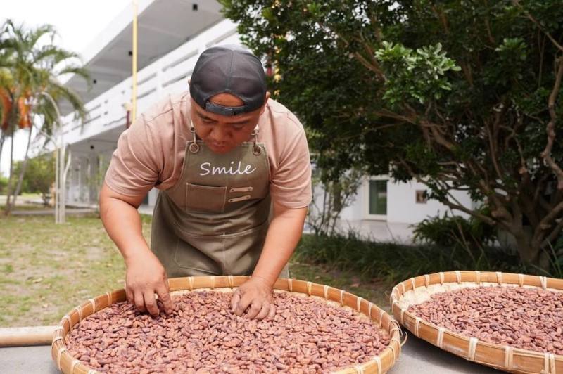 屏東縣政府推行群眾募資輔導計畫，賽嘉部落達魯法樂可可工坊獲計畫支持，順利完成募資，將資金用於推廣食農教育，並深化部落可可產業。（屏東縣政府提供）