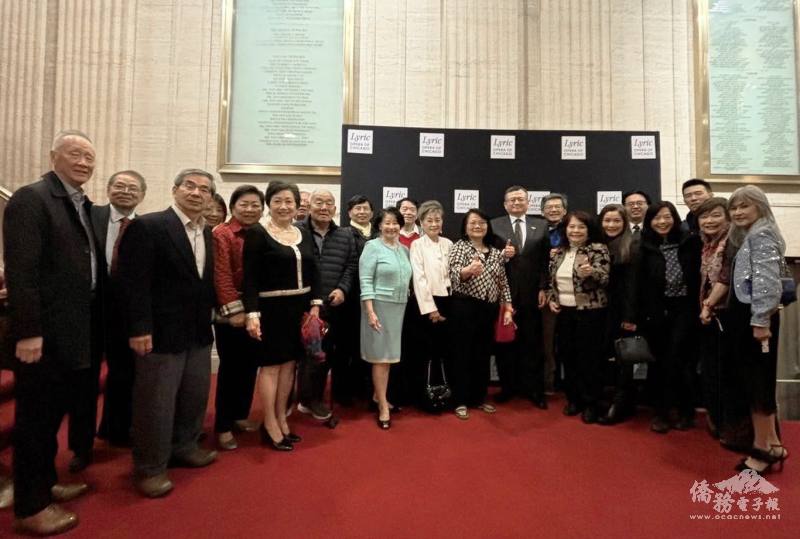 類延峰與僑胞合影