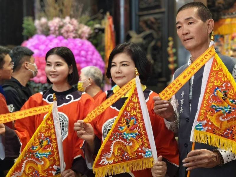 白沙屯媽祖5月1日清晨將從苗栗通霄出發，橫跨中部縣市，徒步數百公里於5月3日到北港朝天宮，雲林縣長張麗善（中）邀民眾走入北港、參與信仰，親身感受媽祖慈悲與地方溫情。右1為北港朝天宮董事長蔡咏鍀，右3為雲林縣政府文化觀光處長陳璧君。（雲林縣文觀處提供）