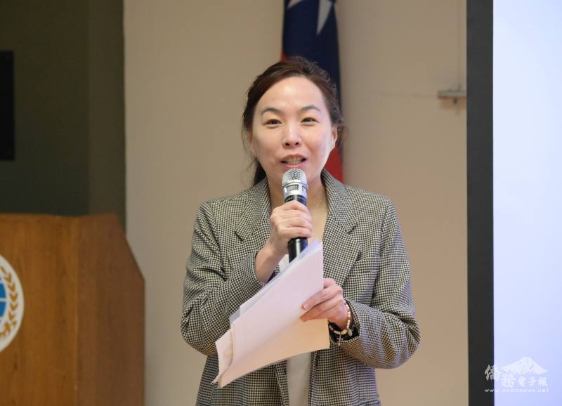 文教中心副主任陳怡珍說明i僑卡功能