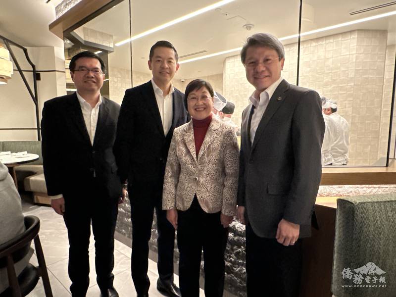 由左至右，西雅圖文教中心主任王偉讚、美西北區鼎泰豐負責人David Yang Wasielewski、徐佳青、駐西雅圖辦事處處長甄國清