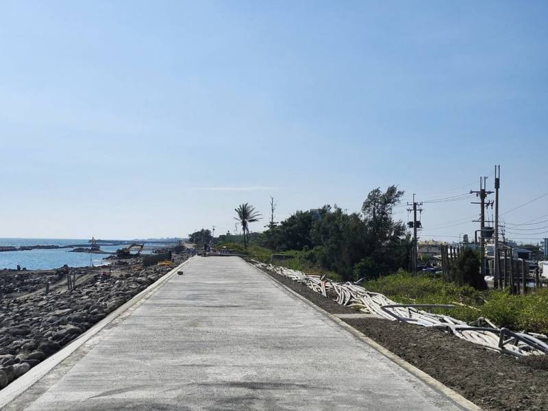 颱風山陀兒113年引來強浪侵襲屏東海岸，造成枋寮鄉下寮海堤潰堤，復建工程28日完成，經濟部水利署第七河川分署表示，將有效降低大庄村受到海浪侵襲情形。（第七河川分署提供）