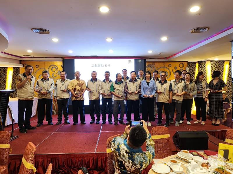 第七屆執行長江慶誠(左1)頒發三輪基金會執行委員感謝牌並合影