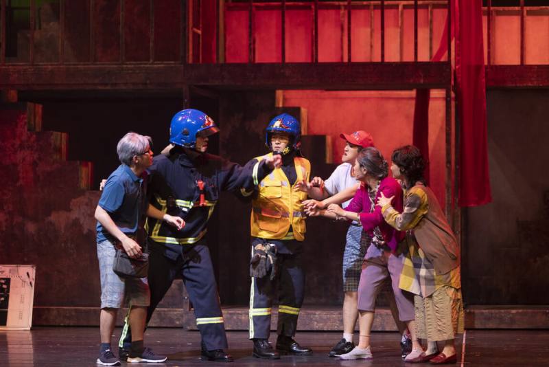 故事工廠攜手瘋戲樂工作室將話題影集「火神的眼淚」改編為音樂劇，由藝人楊大正、方宥心等人領銜主演，全台巡演，重現救災現場的情義與熱血。（故事工廠提供）