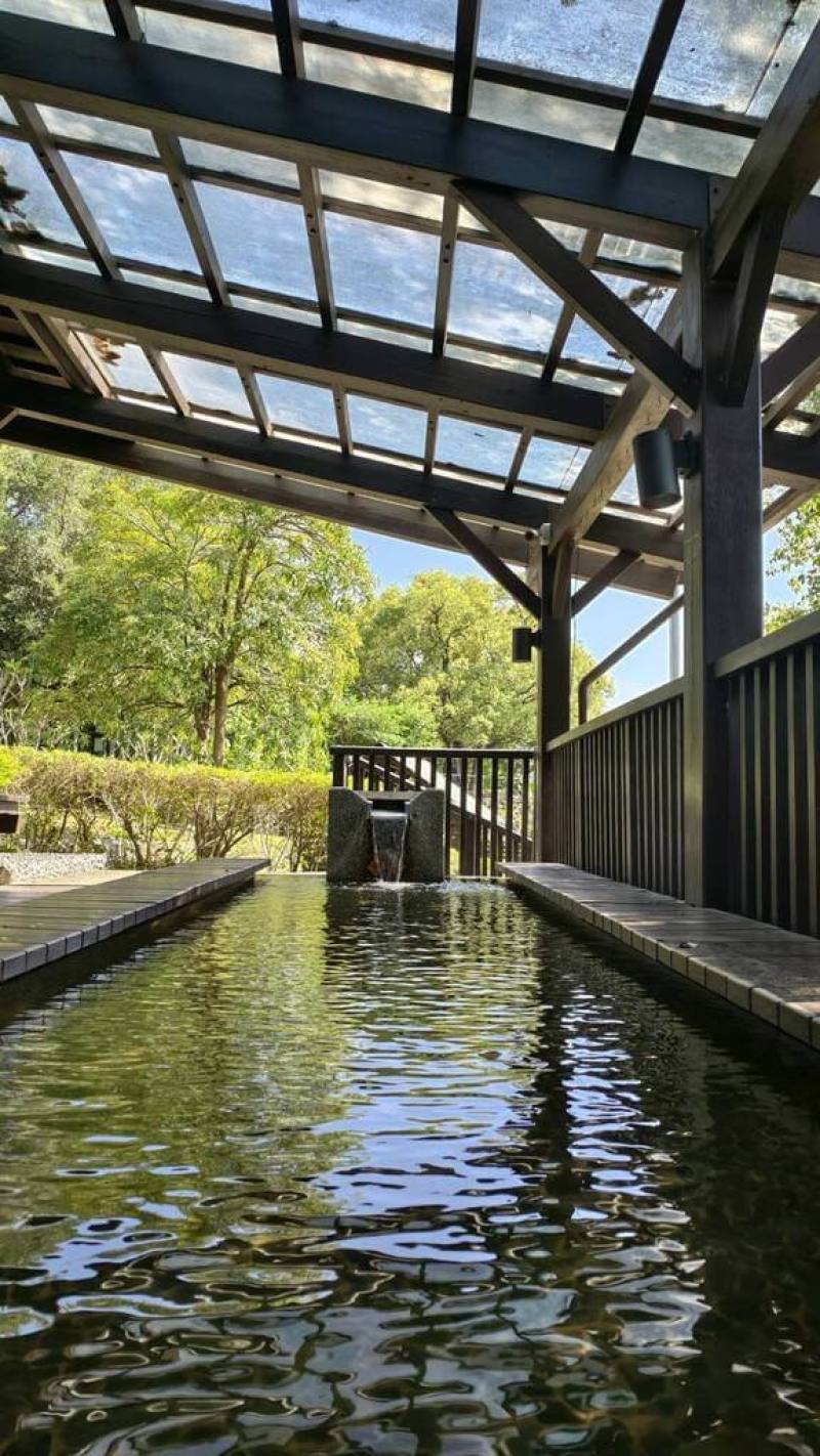 位在彰化社頭鄉的清水岩溫泉露營區，5月1日起開放民眾免費入園，開放範圍為3處泡腳池、觀景台、大草坪、階梯表演場、風雨操場等戶外空間。（彰縣府提供）