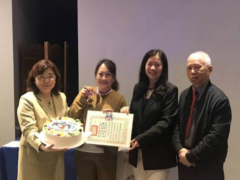 台僑姜至娟（左2）受頒海外優秀青年榮譽獎，駐阿根廷代表謝妙宏（左）手捧姜至娟製作的造型蛋糕展示，華僑救國聯合總會理事長童惠珍（右2）頒發獎章及獎狀，表彰其在阿根廷推廣台灣文化和餐飲的傑出貢獻。（駐阿根廷僑委會提供）