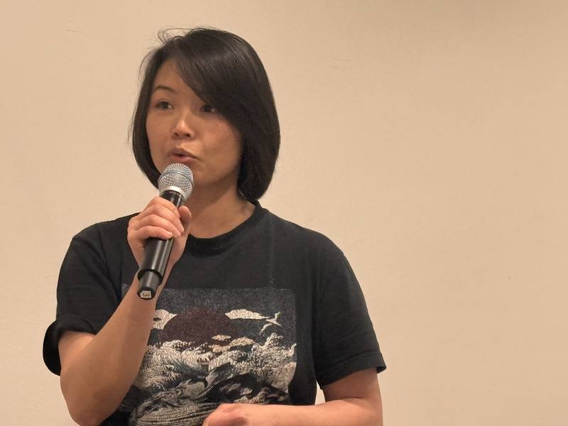 歐洲台灣精品茶學會會長陳安吉22日在柏林「2025二二八事件始末回顧海報展」開幕茶會演講，說明天馬茶坊在二二八事件中的歷史角色，強調記憶不該僅停留在一天