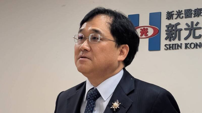 醫學中心調薪響應不同酬制度，新光醫院副院長洪子仁（圖）說明，院方以加班費與人力獎金反映勞務負擔