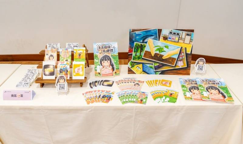 台灣世界展望會推動「女孩圓夢計畫」，邀請各領域職人擔任「學姊」，協助16至20歲女孩發展職涯。有女孩在社工與學姊的鼓勵下挑戰繪本創作。（台灣世界展望會提供）