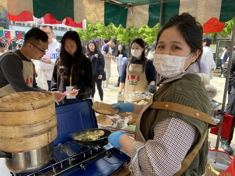 來自台灣的主廚洪悅菱在現場煎蚵仔煎，她說，風有點大，很難控制火候；排隊的人太多，能做料理給大家吃，她感到很開心