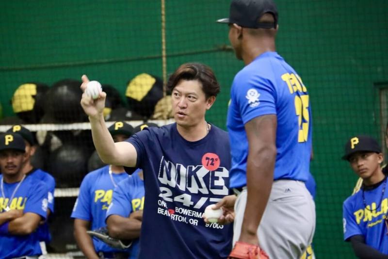 中職中信兄弟隊投手教練王建民（圖）28日在國立體育大學指導帛琉棒球國家隊，傳授招牌伸卡球投法，帛琉球員知道王建民大聯盟資歷也紛紛要簽名。（教育部體育署提供）