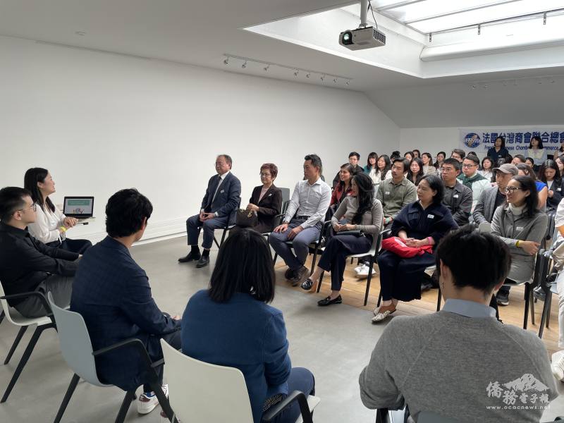 優秀青年專業人士分享職場適應經驗，吸引旅法青年聆聽交流