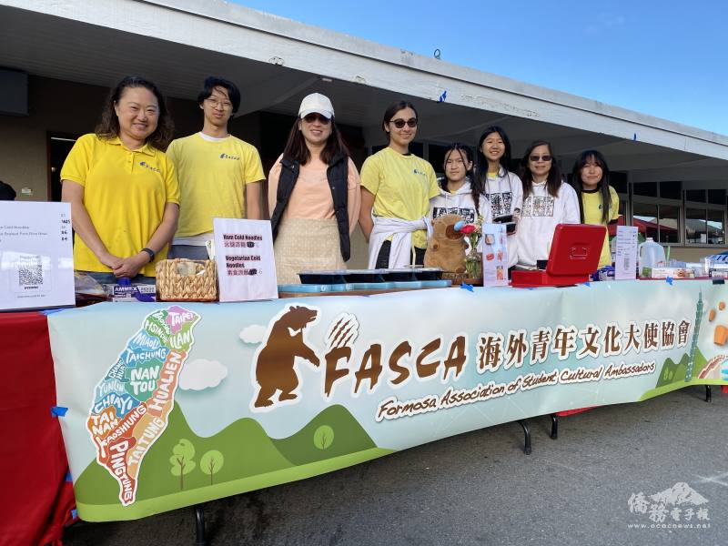 FASCA-SD members and parents selling local Taiwanese braised pork rice, Taiwanese cold noodles, boba tea, hot dog and sausages. (Left 1 Consulting Mentor Peggy Han, right 2 Consulting Mentor Irene Wang)