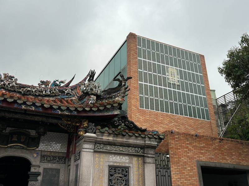國定古蹟艋舺龍山寺在護廊旁建築上裝設直立式太陽能板，28日在台北市長蔣萬安見證下啟用，預計每年可減碳3000公斤