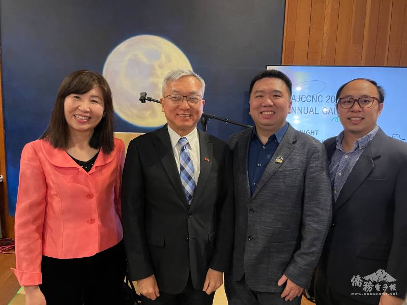 駐舊金山辦事處副處長朱永昌與金山灣區文教中心主任莊雅淑出席北加州臺灣青商會20週年慶活動，與青商會會長及副會長合影