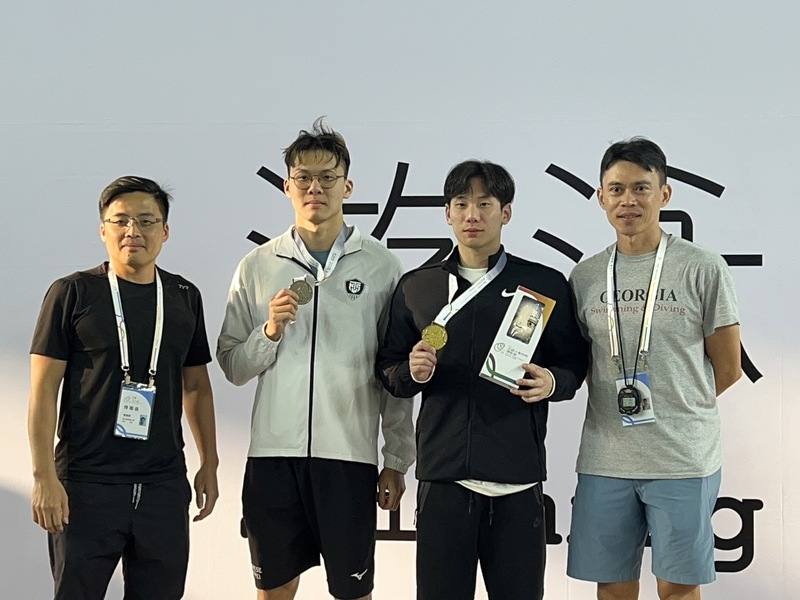 「台灣蝶王」王冠閎（右2）日前扭傷腳踝，曾擔心114全大運無法出賽，所幸近期恢復狀況不錯，27日更在全大運100公尺蝶式以52秒13摘金