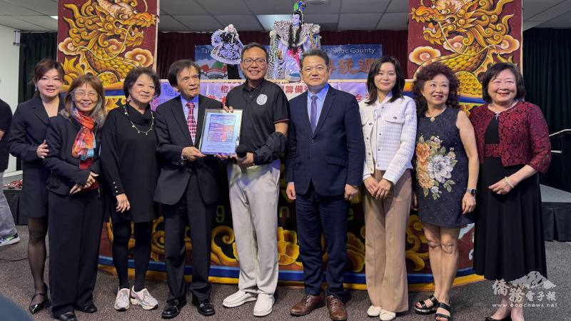 橙縣臺灣傳統週歡慶20週年，主辦單位致贈光興閣掌中劇團團長林宏憲（中）紀念品