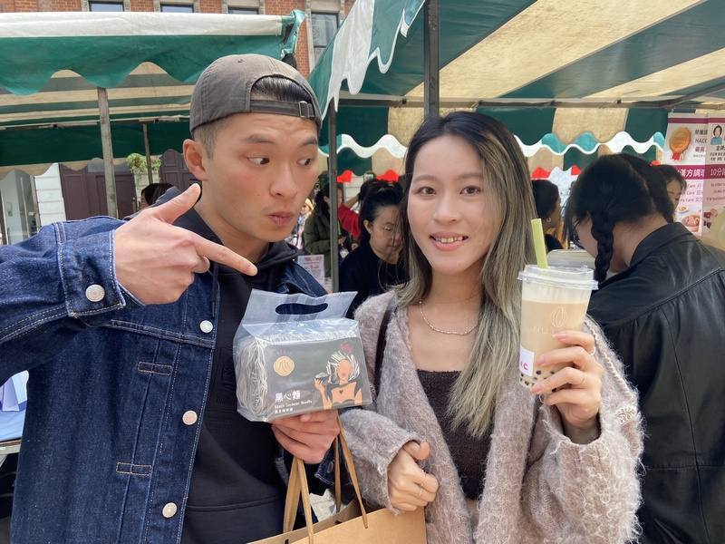 來自台灣的簡偉哲（左）和任德蓉（右）是碩士班同學，兩人畢業後都留在英國工作。簡偉哲展示剛買到到台灣麵條，任德蓉說，她最愛珍珠奶茶